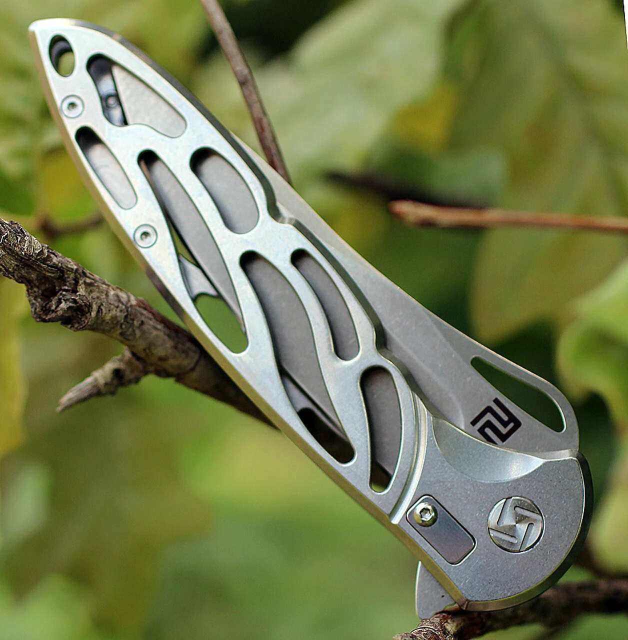 Artisan Cutlery Artisan Dragonfly ATZ1801PSW, 3.94" D2 Plain Blade, Stonewash 2cr13 SS Handle 4 Artisan Cutlery Artisan Dragonfly ATZ1801PSW, 3.94" D2 Plain Blade, Stonewash 2cr13 SS Handle - Image 4