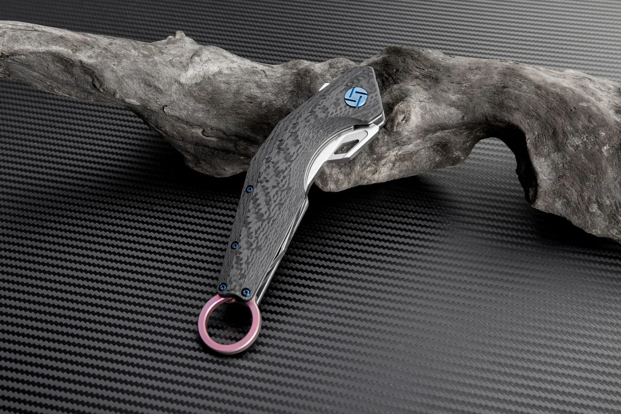 Artisan Cutlery Artisan Cobra ATZ1811GREM, 3.15" M390 Plain Blade, Rose Carbon Fiber Handle 3 Artisan Cutlery Artisan Cobra ATZ1811GREM, 3.15" M390 Plain Blade, Rose Carbon Fiber Handle - Image 3