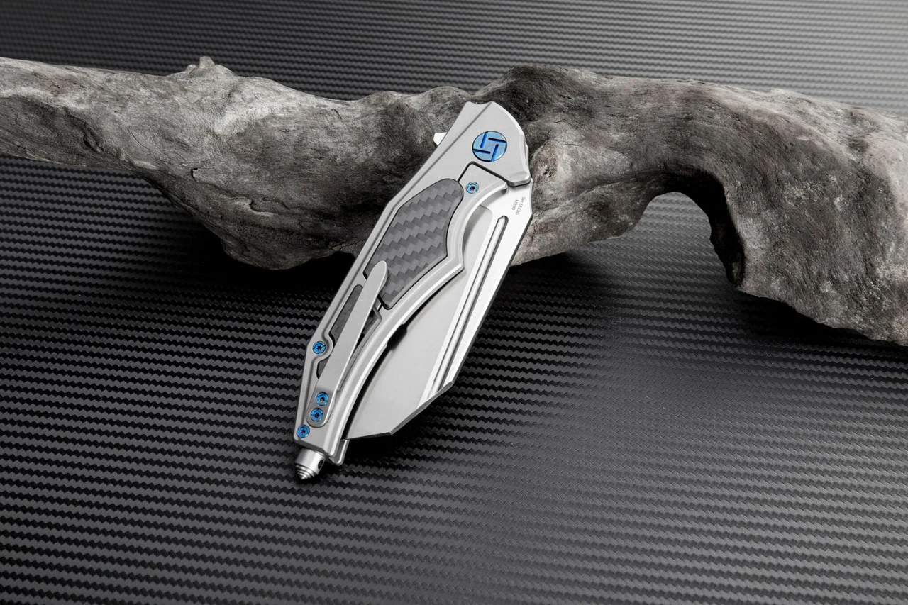 Artisan Cutlery Artisan Apache ATZ1813GGYM, 3.82" M390 Plain Blade, Gray Titanium/Carbon Fiber Handle 3 Artisan Cutlery Artisan Apache ATZ1813GGYM, 3.82" M390 Plain Blade, Gray Titanium/Carbon Fiber Handle - Image 3