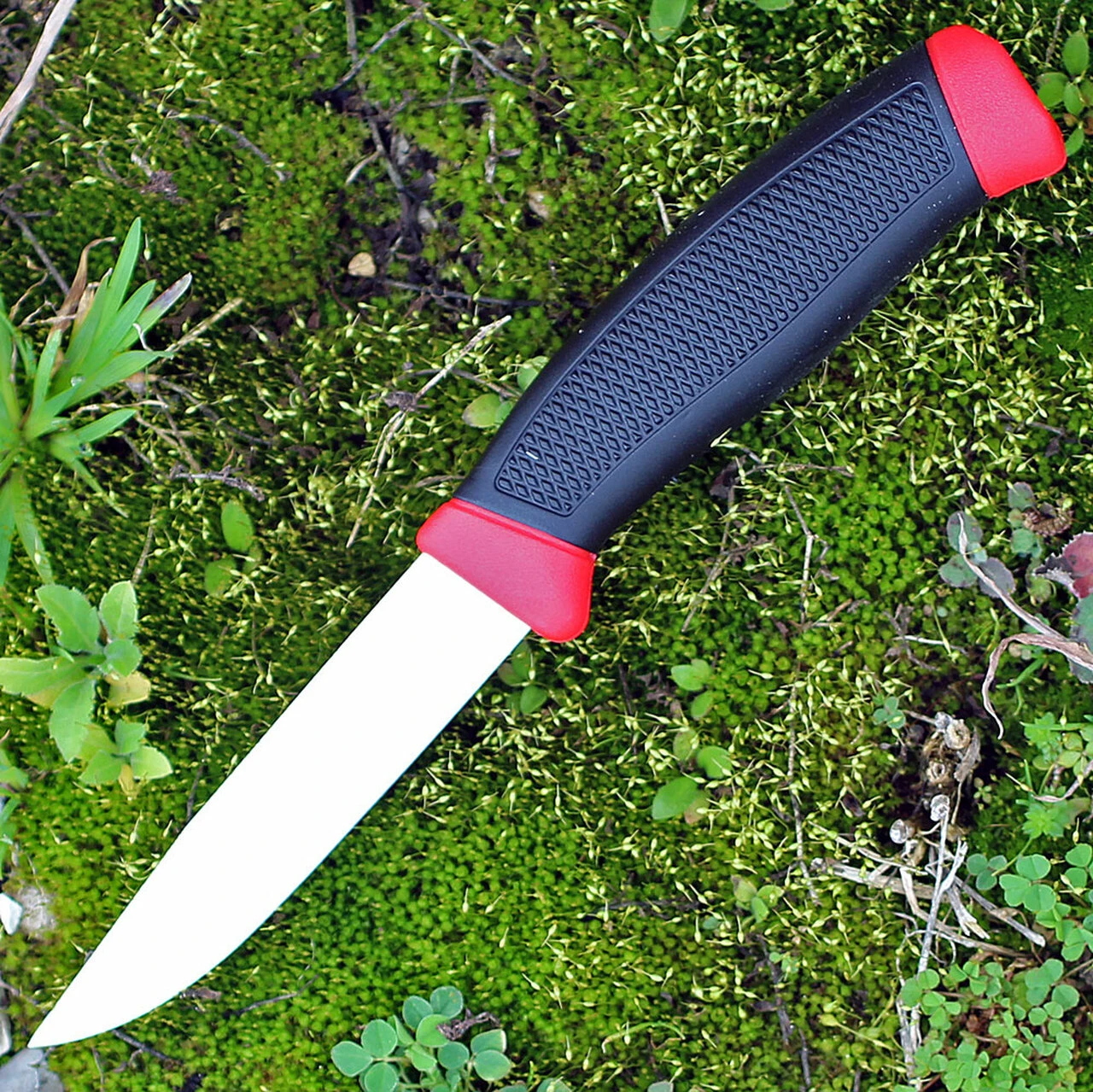 Mora Clipper 840, 4" Carbon Steel Plain Blade, Black/Red Rubber Handle 2 Mora Clipper 840, 4" Carbon Steel Plain Blade, Black/Red Rubber Handle - Image 2